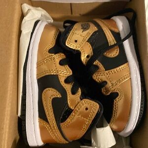 Black/Metallic Gold-White Jordan 1 MID SE (TD)